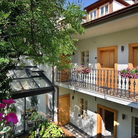Hotel At The White Lily Prag Dış mekan fotoğraf