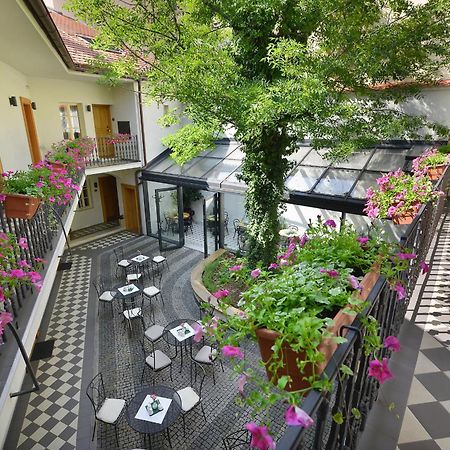 Hotel At The White Lily Prag Dış mekan fotoğraf