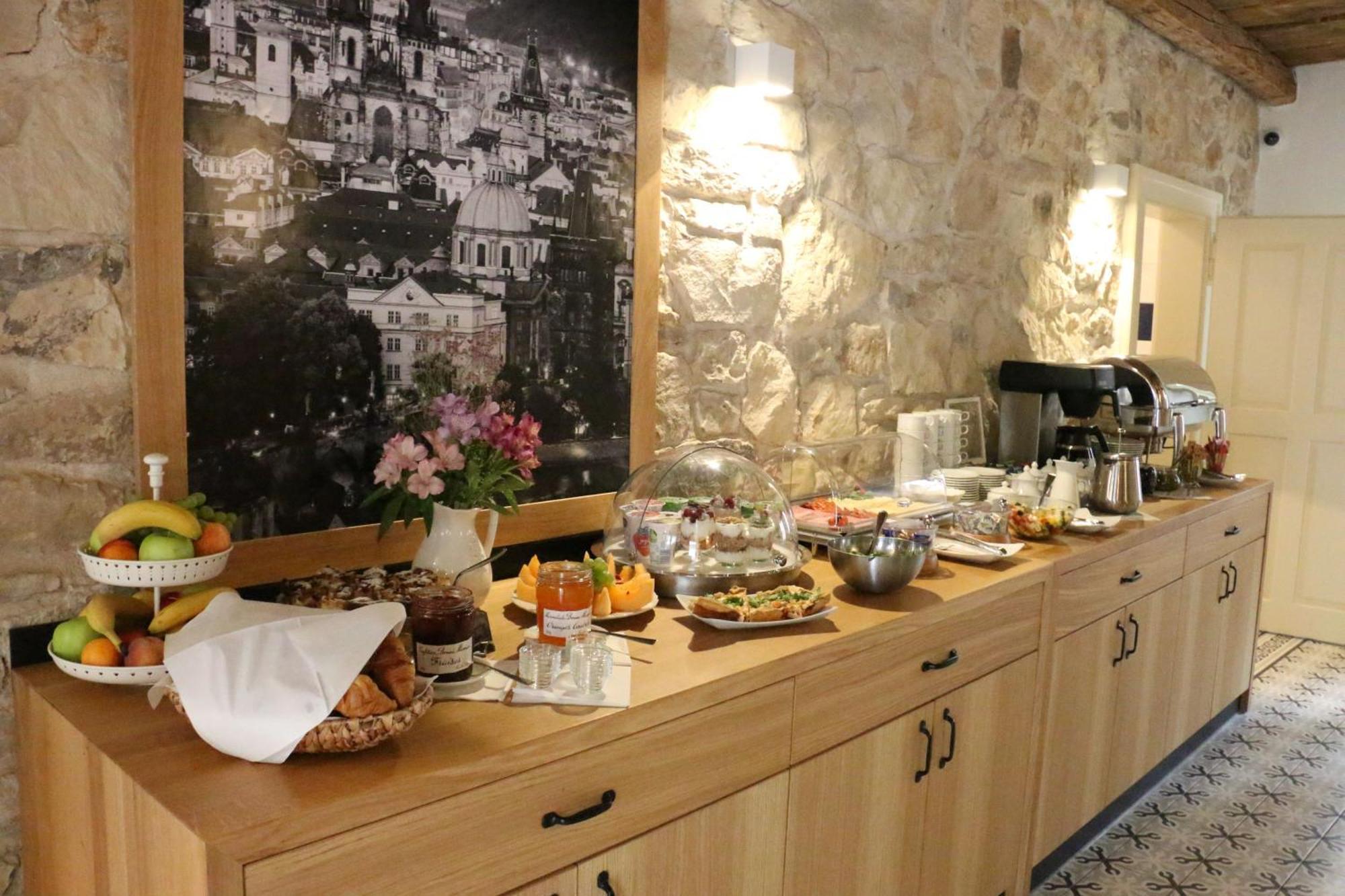 Hotel At The White Lily Prag Dış mekan fotoğraf