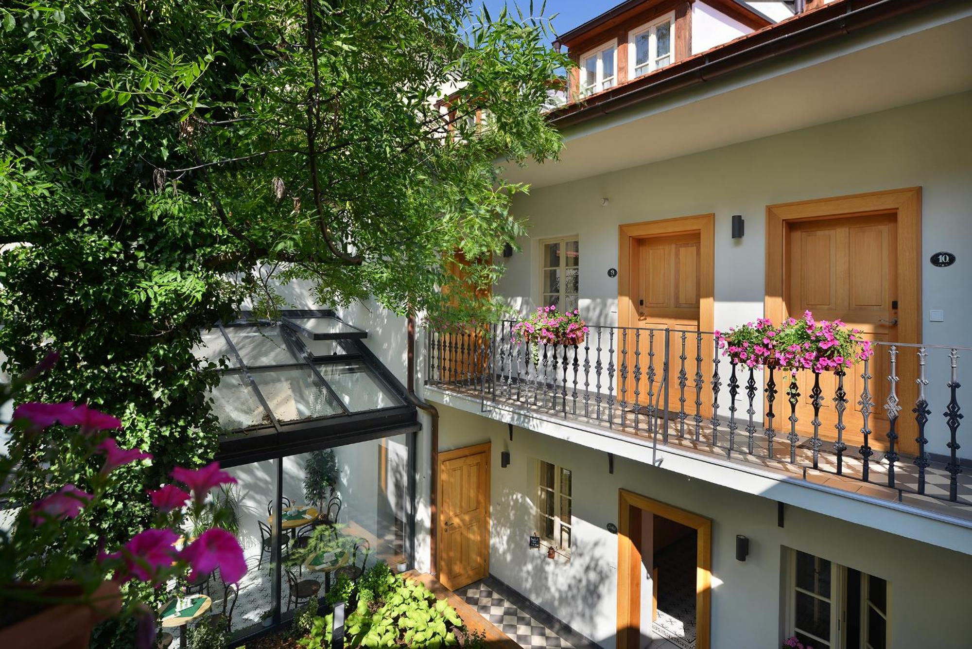 Hotel At The White Lily Prag Dış mekan fotoğraf