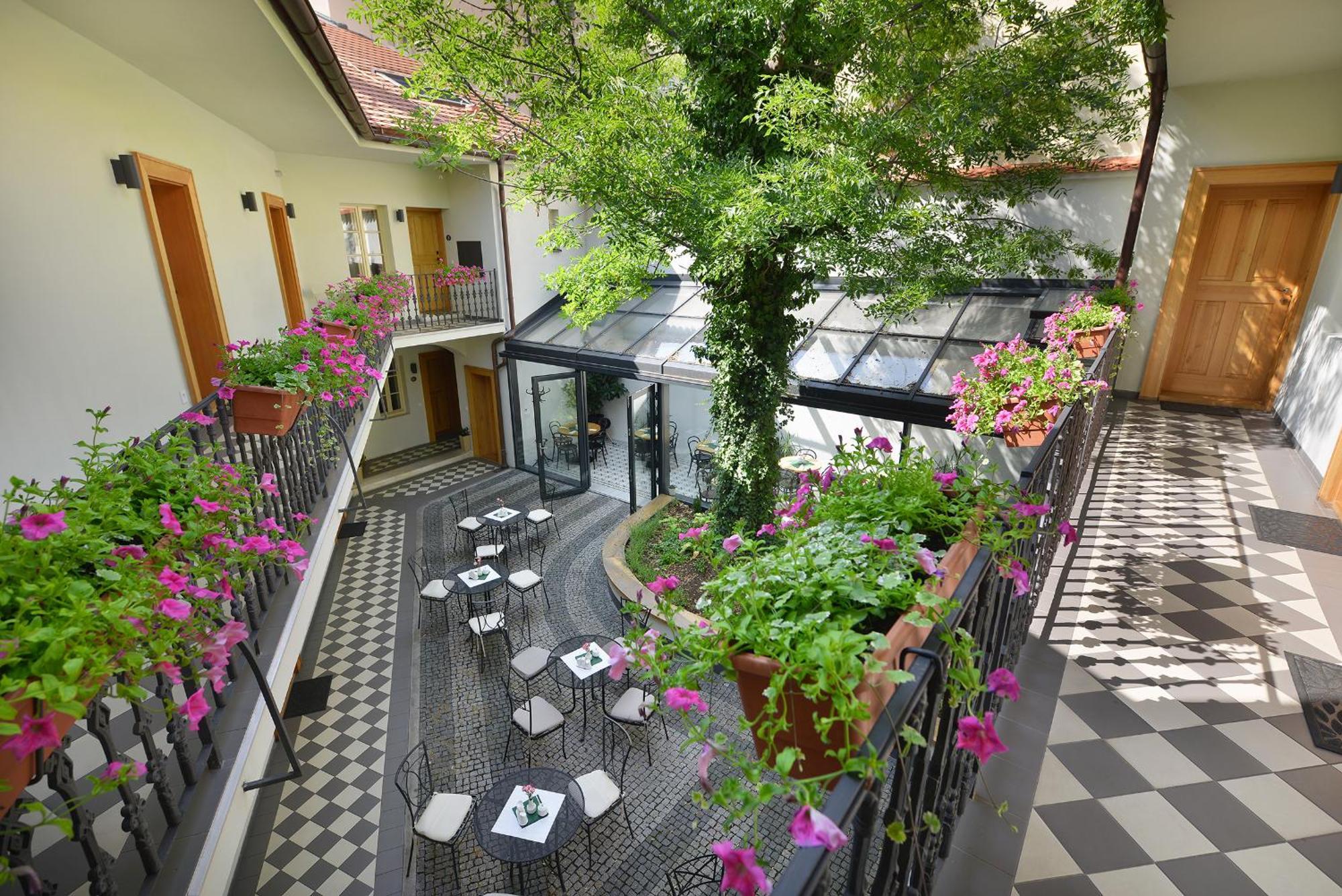 Hotel At The White Lily Prag Dış mekan fotoğraf