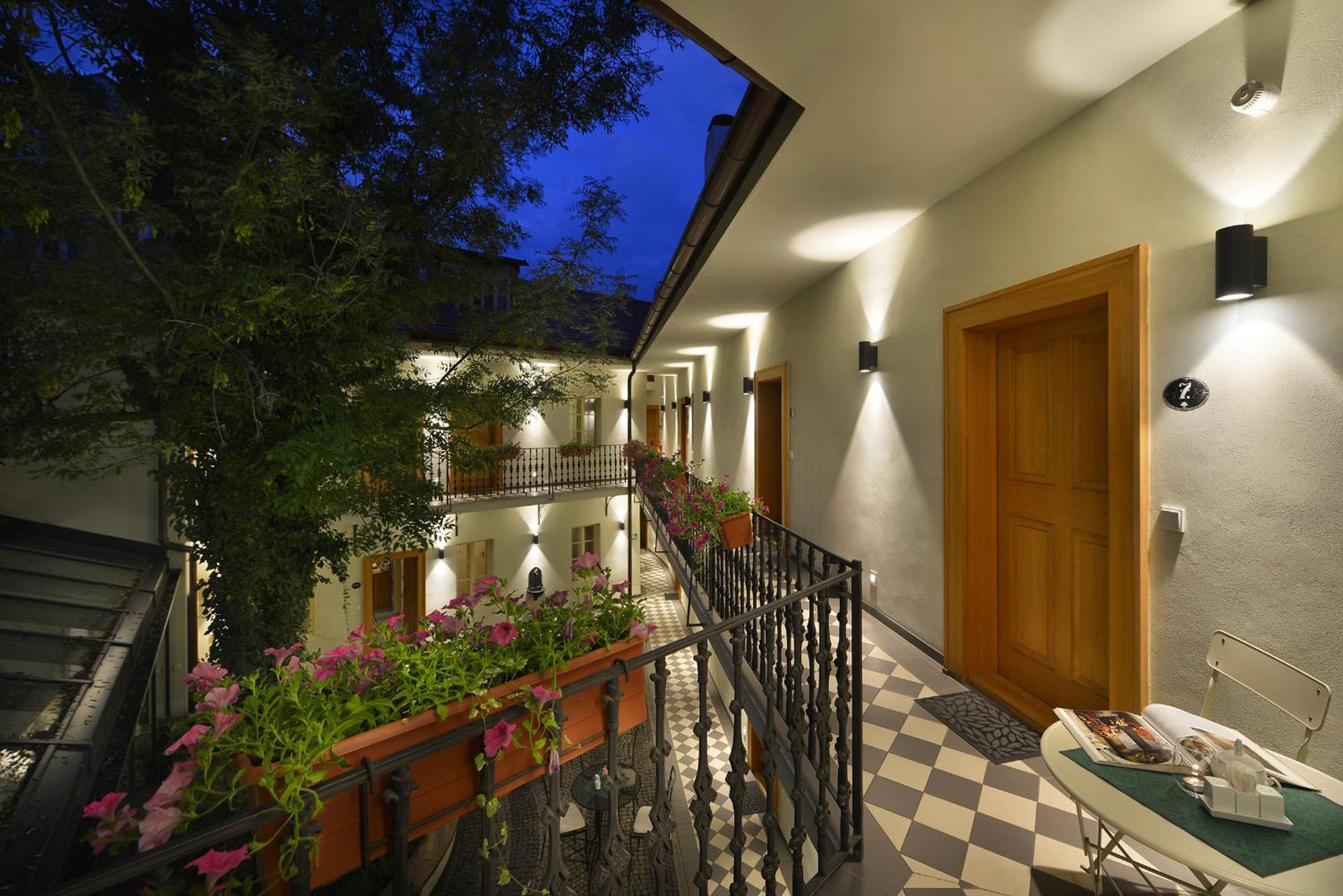 Hotel At The White Lily Prag Dış mekan fotoğraf