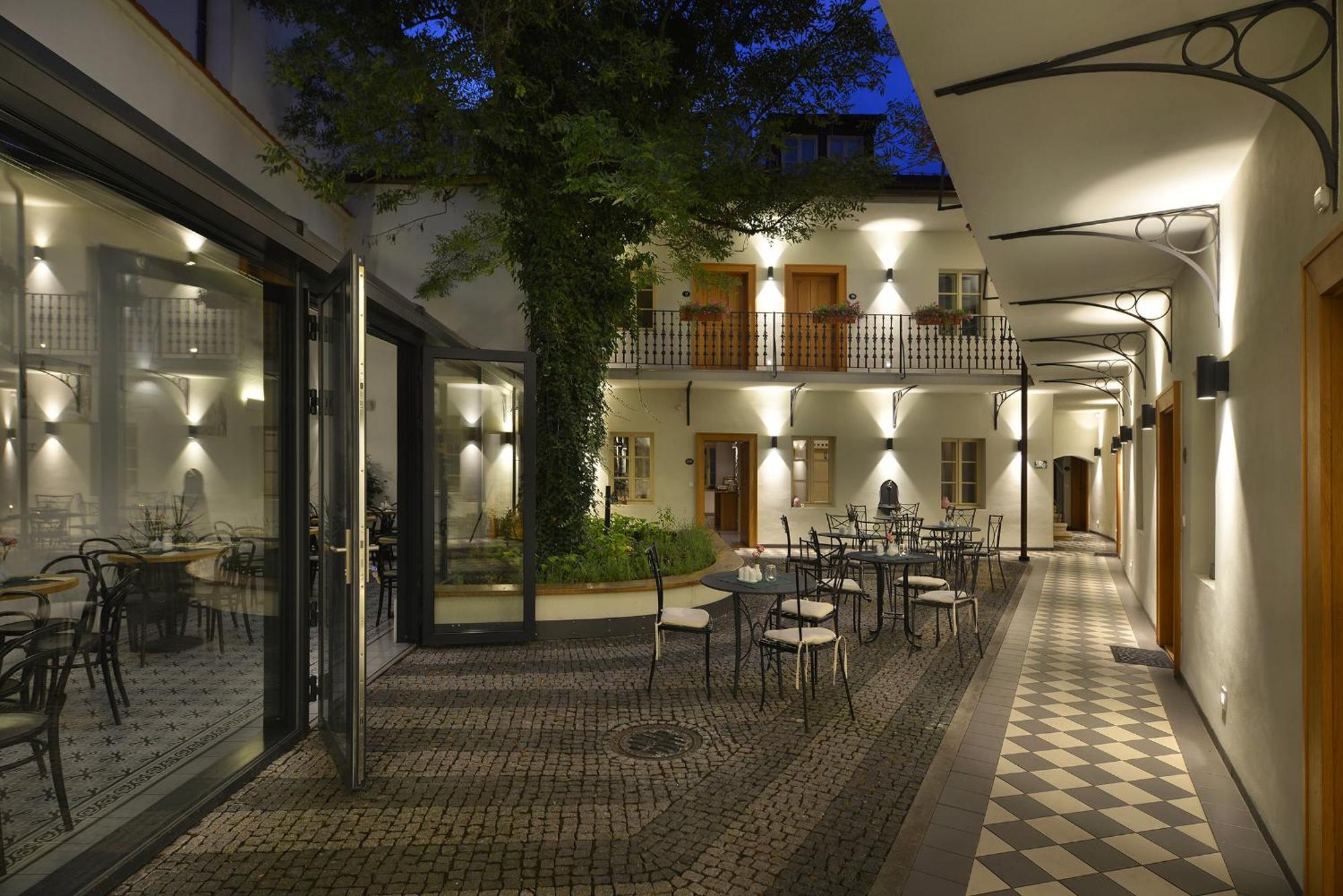 Hotel At The White Lily Prag Dış mekan fotoğraf