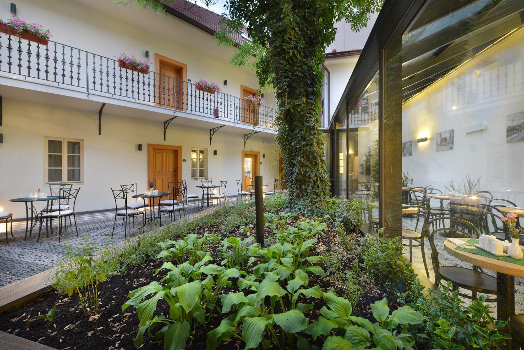 Hotel At The White Lily Prag Dış mekan fotoğraf