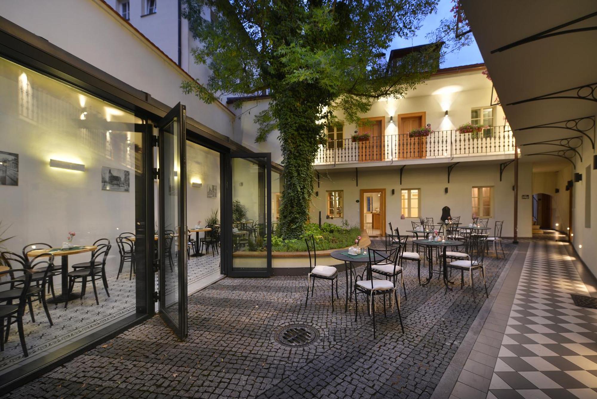 Hotel At The White Lily Prag Dış mekan fotoğraf