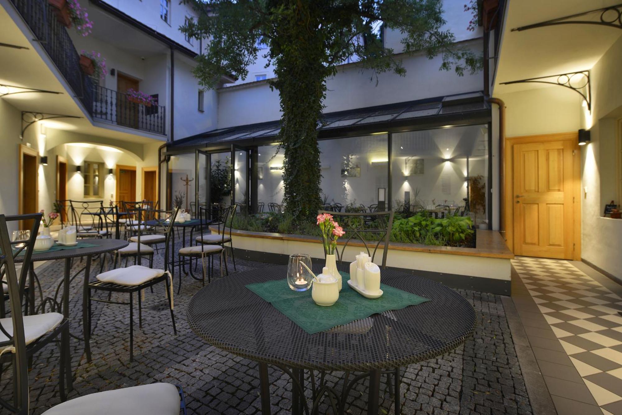 Hotel At The White Lily Prag Dış mekan fotoğraf