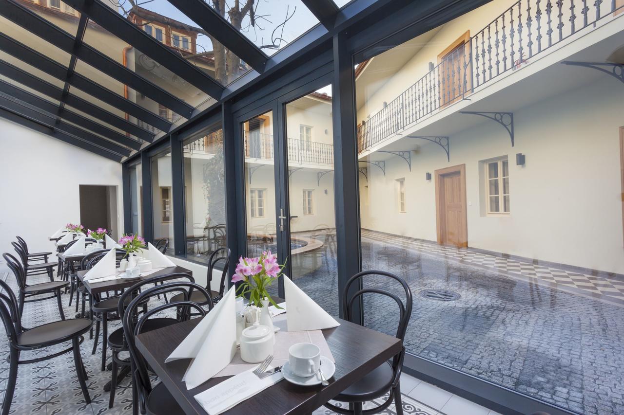 Hotel At The White Lily Prag Dış mekan fotoğraf