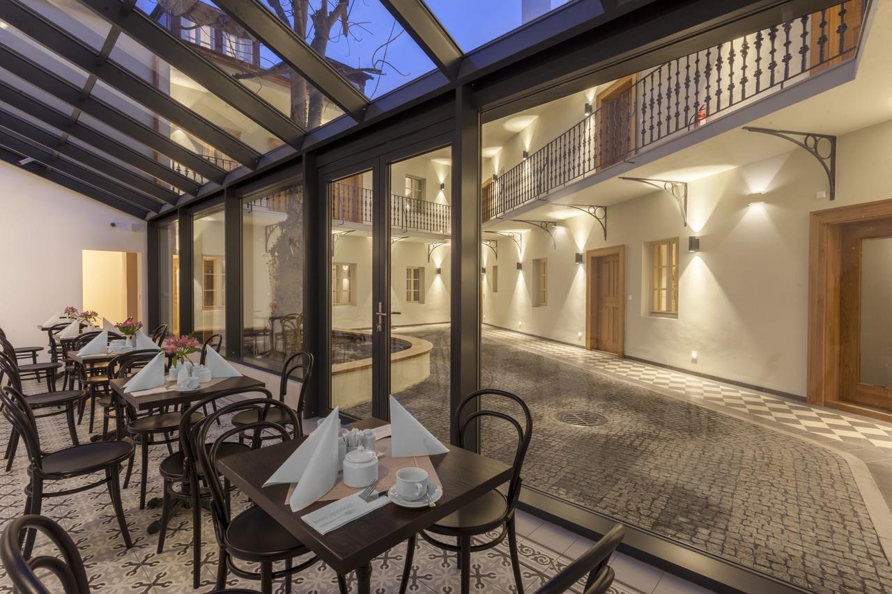 Hotel At The White Lily Prag Dış mekan fotoğraf